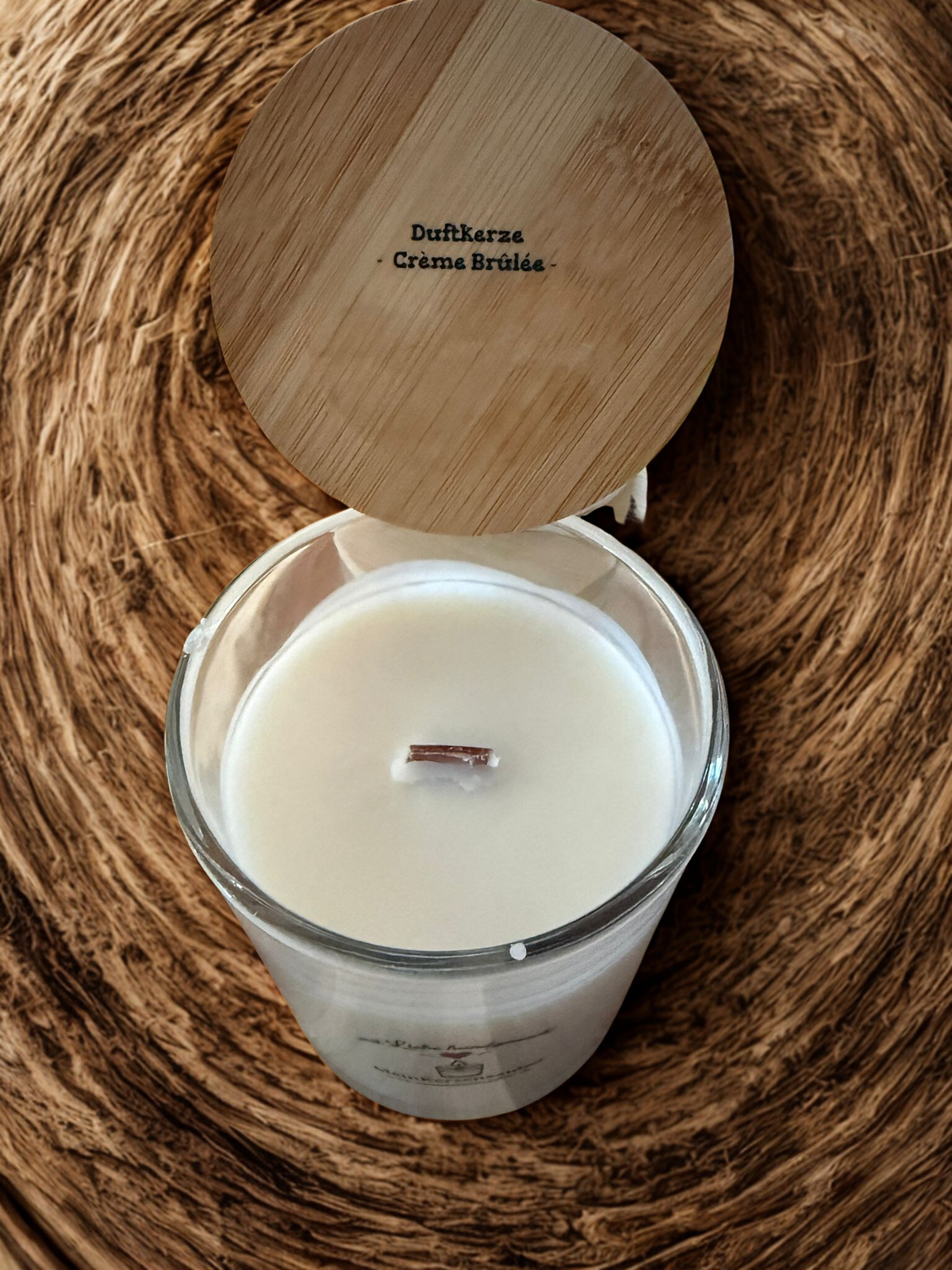 BIO Duftkerze Vanilla Crème Brûlée 190g mit knisterndem Holzdocht und Bambusdeckel - 40 Stunden Brenndauer