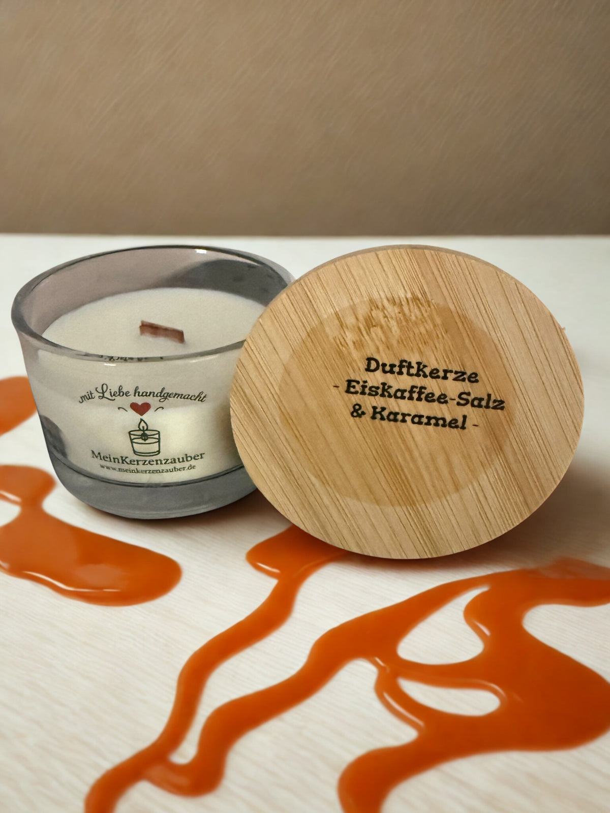 BIO Duftkerze Eiskaffee - Salz Karamell Klein 75g mit knisterndem Holzdocht und Bambusdeckel - 15 Stunden Brenndauer