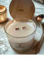 BIO Duftkerze Vanilla Crème Brûlée 320g mit knisterndem Holzdocht und Bambusdeckel - 40 Stunden Brenndauer